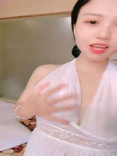我扒开校花的腿用黄瓜折磨她