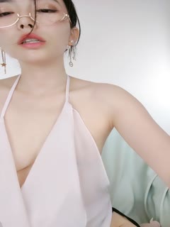 大胸莹莹被老头糟蹋一言不发