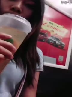 两个奶被揉捏得受不了动图