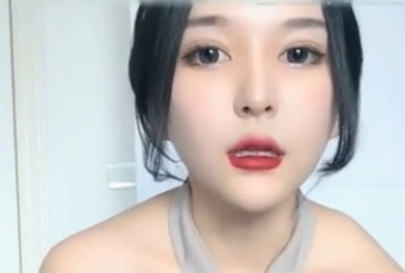 女人扒开给男生摸打扑克