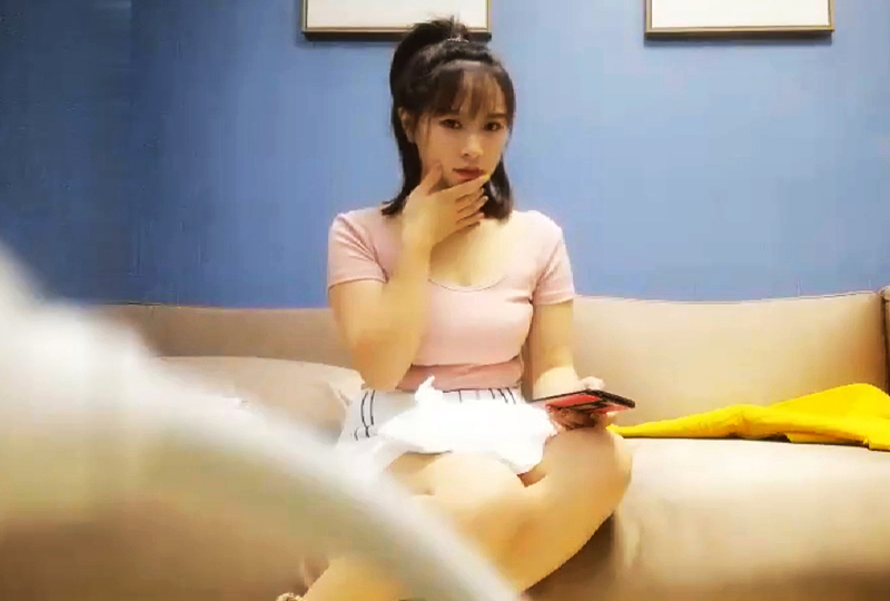 解开女警乳罩慢慢揉捏