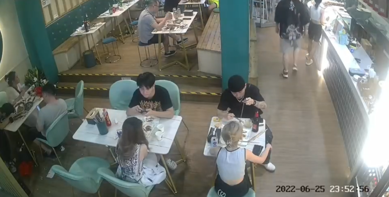 扶着岳的肥臀 疯狂挺进