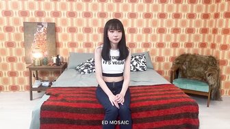 男生的鸡巴掐进女生的逼里