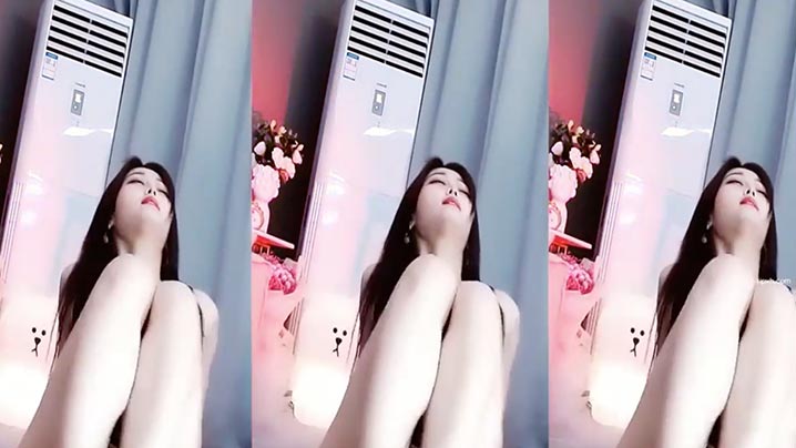 女孩子的逼粉嫩