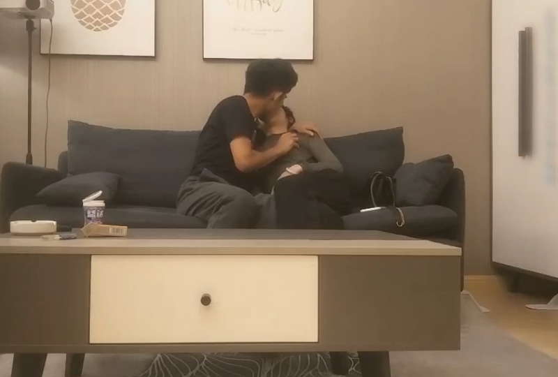 双乳被四个男人吃奶真人